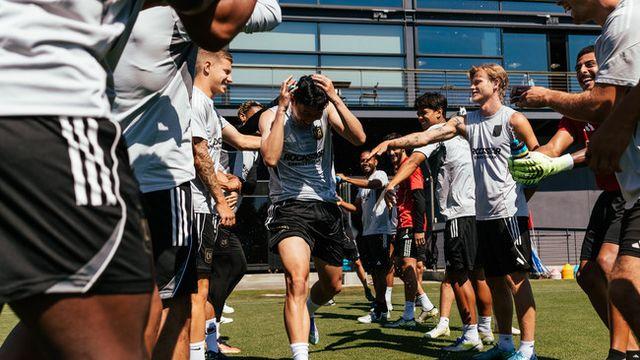 SON 환영해! ‘LAFC 신입생’ 손흥민, 첫 훈련서 ‘물 뿌리기+인디언밥’ 신고식