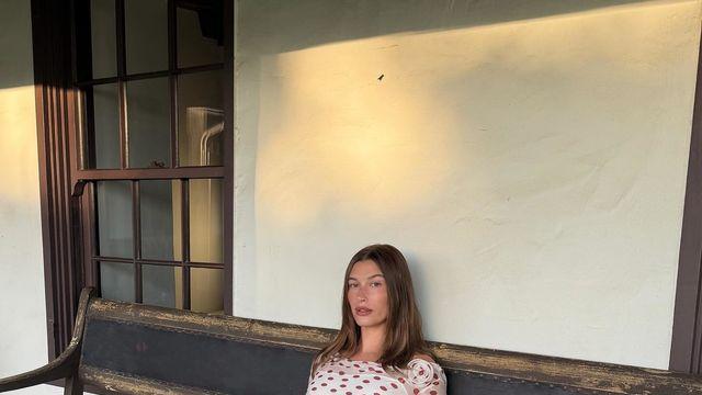 '저스틴 와이프' 헤일리 비버, 브리지트 바르도로 빙의했나? 도트 시스루 드레스의 '화보 아닌 일상'