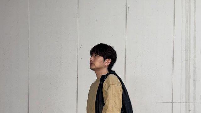 '연기 장인' 이동휘, 이번엔 패션으로 연기하나? 베이지 니트 하나로 완성한 '도시 남자'