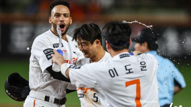 끝내기 승리에도 류현진 노디시전 챙긴 김경문 감독 