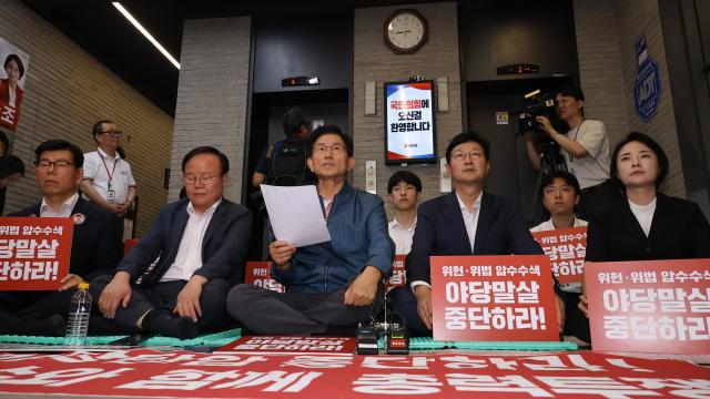 김문수, 특검 당사 압수수색에 철야농성…