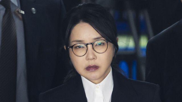 '수용번호 4398' 김건희, 수갑 찬 채 특검 출석…'명태균 게이트' 조사 돌입