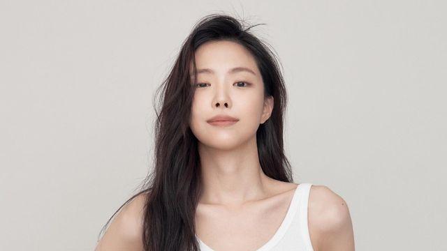 복잡한 건 빼고!... 손나은, 화이트 슬리브리스 + 워시드 데님으로 완성한 시간을 초월한 여름 룩