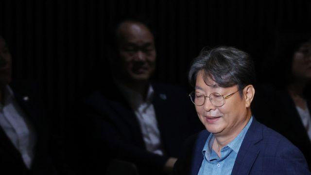 경찰 '주식 차명거래 의혹' 이춘석 의원 소환
