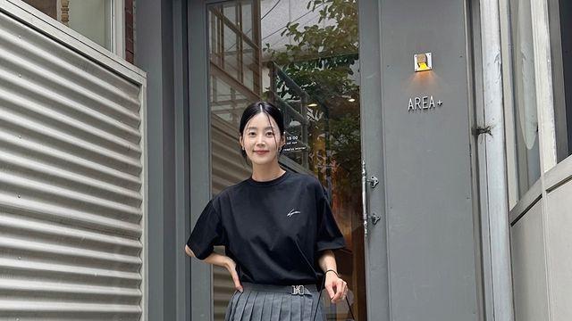 모던 시크 ‘완성형’ 한지혜, 그레이 플리츠로 뽐낸 미니멀 무드
