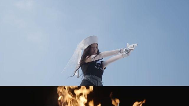 [왓IS] 불타는 종이학=반일?...아이브, 억지 논란에 영상감독 “다른 의미 無”