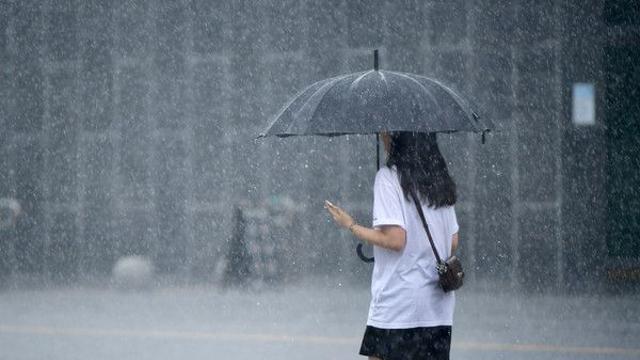 [오늘의 날씨] 수도권 최대 200㎜ ‘물폭탄’···“출근길 시설물 침수 유의”