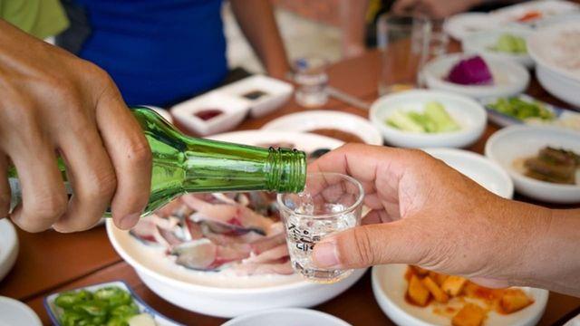 '강남 아닙니다, 상상 초월 가격에 손님들 기절..' 현재 소주 한 병 8000원에 판매하고 있는 우리나라 지역