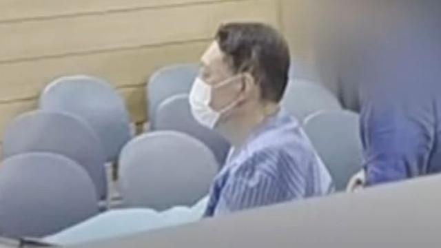 윤 전 대통령, 발목에 전자발찌·손목에 수갑 찼다···실명 위험에 병원 간 모습 보니