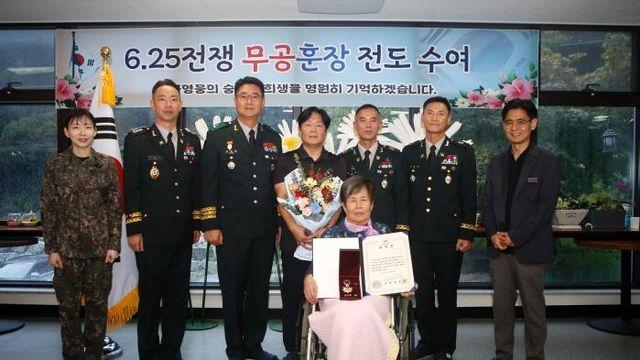 육군 2군단, 6·25전쟁 참전용사 유가족에 화랑무공훈장 전수