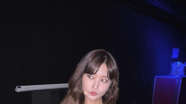 무대 위의 질주 본능! EXID 정화, 레드 23 슬립 톱으로 스포트라이트 장악