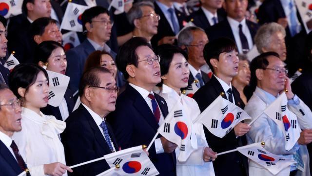 李, 이국종·이세돌 등 국민대표 80인으로부터 빛의 임명장 수여