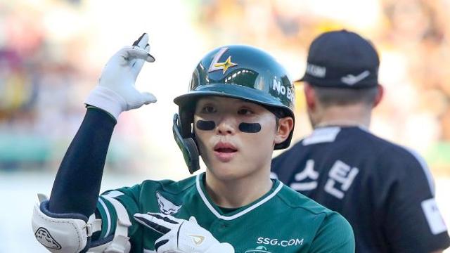 “공이 유독 잘 보인다” 타율 0.636, OPS 1.303…LG 치리노스 ‘천적’은 인천에 산다 [IS 피플]