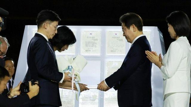‘국민 임명장’ 받은 李 대통령 “국민이 주인인 나라 향해 직진”