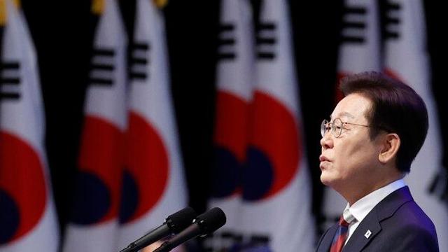 李대통령, 광복 경축식 '적·청·백' 넥타이 매고 '국민 통합' 행보…'빛·평화' 강조…안철수, 조국사면 항의
