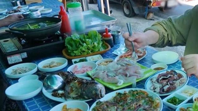 손님이 “그만 줘요” 할 때까지 자연산 회 무한리필... 가격도 정말 착하다