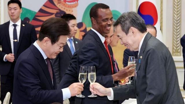 이 대통령, 주한외교단 만찬 