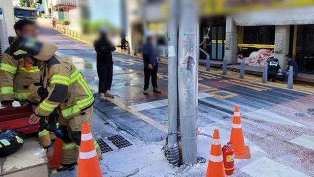 제주 연동서 덤프트럭이 전신주 충돌…인근 398세대·호텔 정전