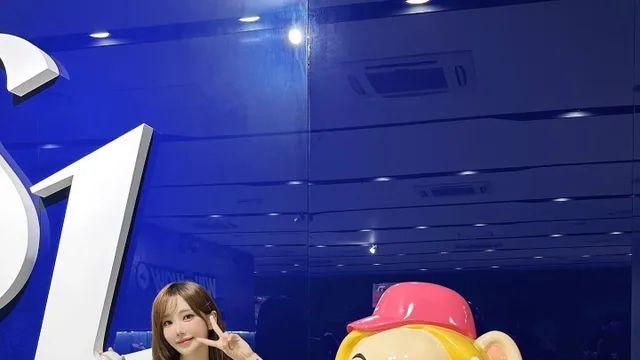 마스코트와 함께한 홈런급 비주얼! QWER 마젠타, 야구장 직관 패션 완성