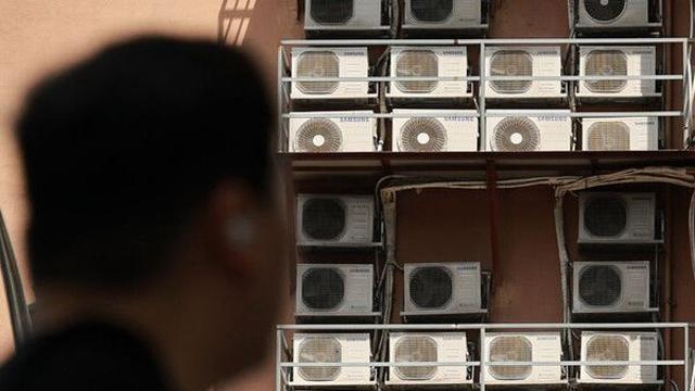 아파트 11층서 실외기 설치하다 40대 추락…나무 걸려 생존