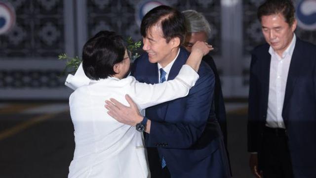 ‘석방되면 가장 먼저 하고 싶은 일’…조국, 출소 뒤 첫 SNS