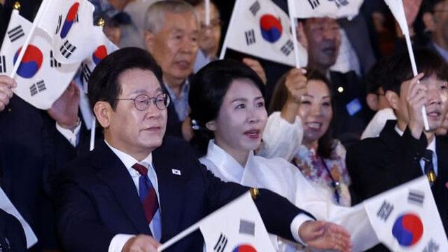 '통합' 넥타이 맨 이 대통령, 첫 광복절 경축사서 '남북 신뢰·한일 협력' 강조