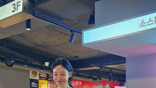 “아이스크림도 화보처럼” 신소율, 블랙 크롭톱+와이드 팬츠로 완성한 심플 시크