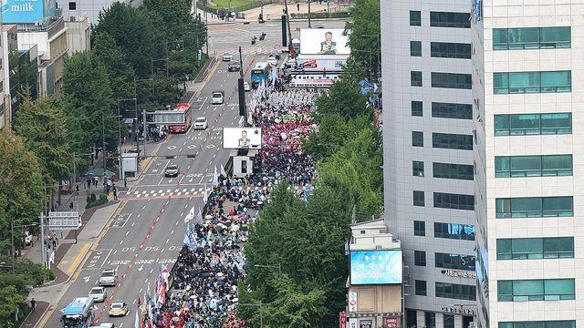 광복절 진보·보수 대규모 집회…1만여명 서울 도심 모여(종합)