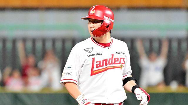 '천적' LG 만나는데…'담 증세' 최정, 대타 출전도 불가→'타박상 복귀' 화이트 