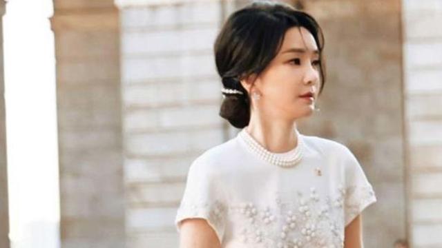 “예쁘니 안 하셔도 돼요” 만류했지만 김건희 여사는 듣지 않았다