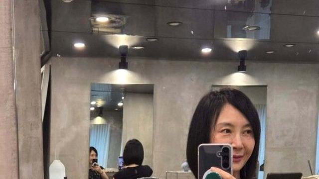채시라, 57세 믿기지 않는 ‘초동안’ 미모…“내 손도장, 2006”