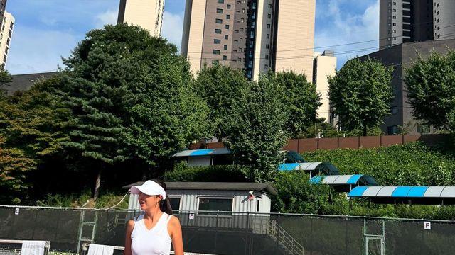 “코트 위의 퀸” 전미라, 올화이트 테니스룩으로 완벽 각선미 뽐내다