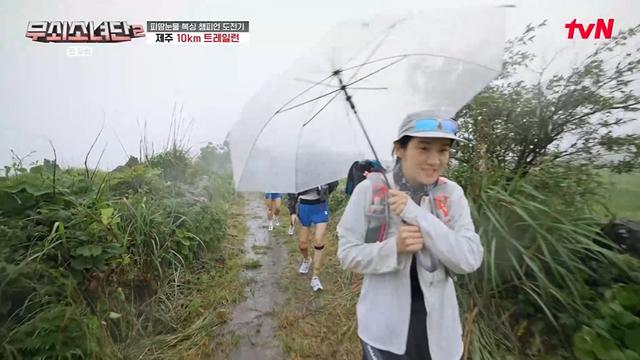 실화야? 박주현 “재난영화 급”…제주 비바람·폭우 속 10km 트레일런 도전 (무쇠소녀단2)