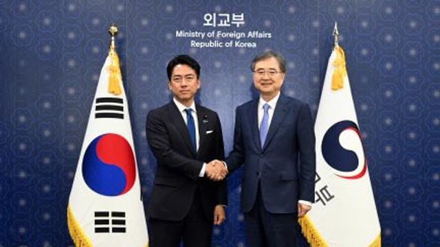 ‘그아버지에 그아들’, 고이즈미 日농림상…우익 상징 야스쿠니신사 참배