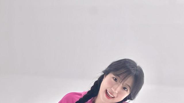 신유빈, 비비드 컬러와 체크 스커트의 완벽 조합으로 스매싱보다 강렬한 봄 코디 제안