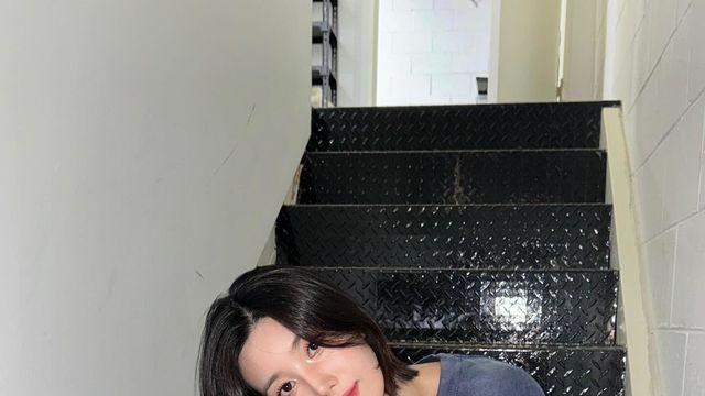 권은비, 네이비 티+스트라이프 팬츠로 일상을 화보로 만드는 마법