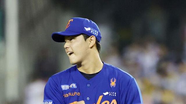 한화 문동주, 타구에 오른 팔 맞고 교체…