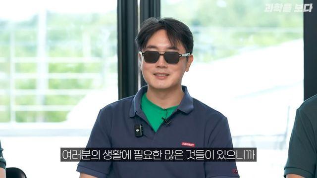 정영진은 거의 눈을 감고 방송하네요