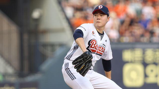 두산 선발 최승용, 손톱 깨져 교체…포수 양의지는 서혜부 통증