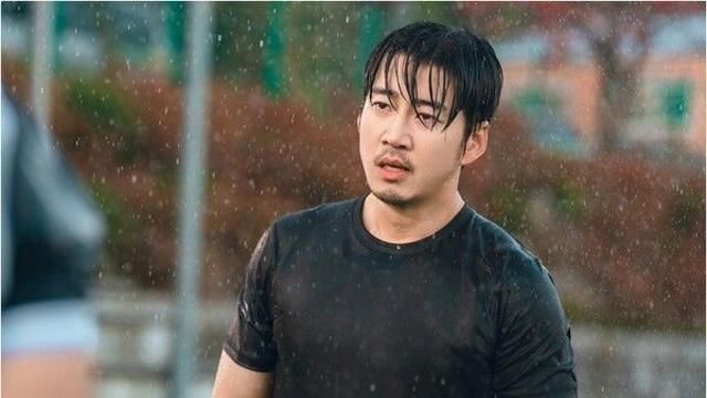 윤계상, ‘맑눈광 감독’ 변신…김단 멱살 잡고 폭우 속 대치('트라이')