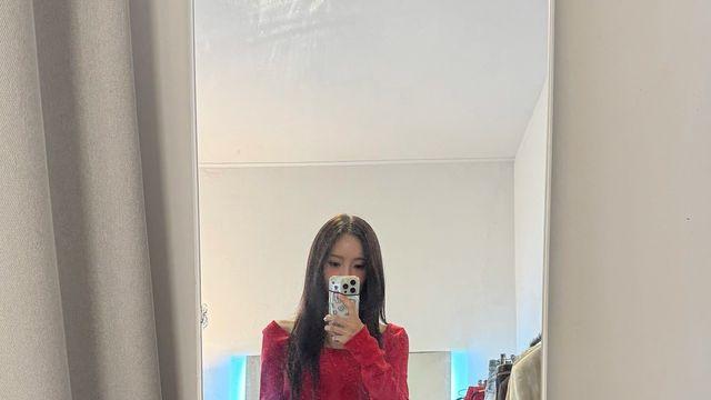 효민, 레드 앤 화이트의 강렬한 대비…거울 셀카로 완성한 패션 화보