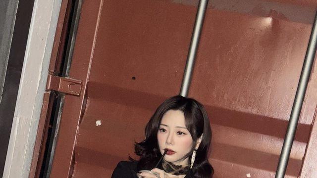 패션 아이콘' 드림캐쳐 지유, 올블랙 원피스 연출로 가을 트렌드 선점