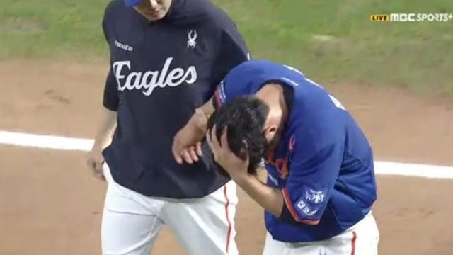 '한화 날벼락' 문동주가 쓰러졌다, 오른팔에 강습타구 직격…