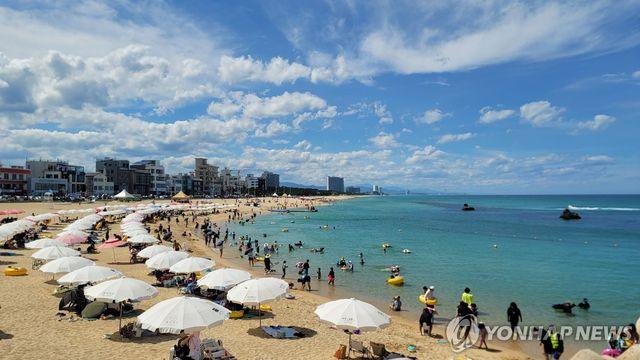 강원 흐리고 내륙·산지 곳에 따라 비…동해안은 열대야