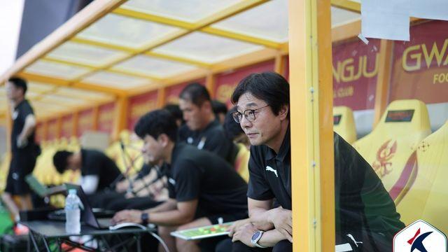 ‘0-2 완패’ 고개 숙인 황선홍 감독 “변명의 여지가 없는 완패…해결책 찾겠다” [현장인터뷰]