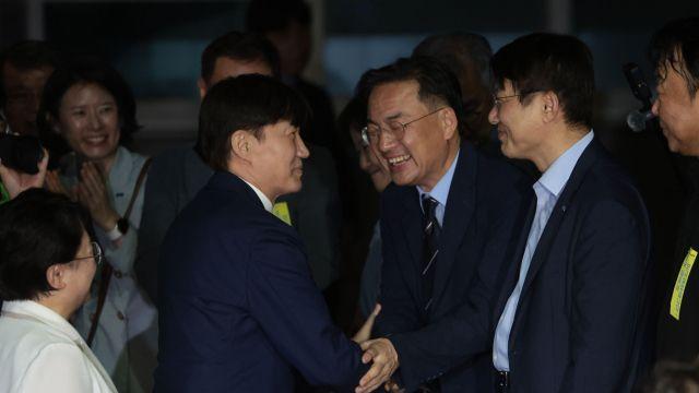 조국, 김대중 전 대통령 묘역 참배로 공식 정치 행보 재개