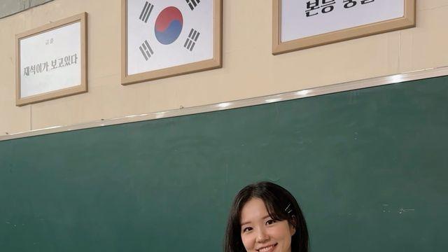 장예원, ‘아는 형님’ 교실에서 빛난 단정 스쿨룩…동안미 여신 인증