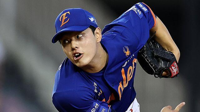 타구에 오른팔 맞은 한화 문동주, 병원 검진 결과 이상 없음