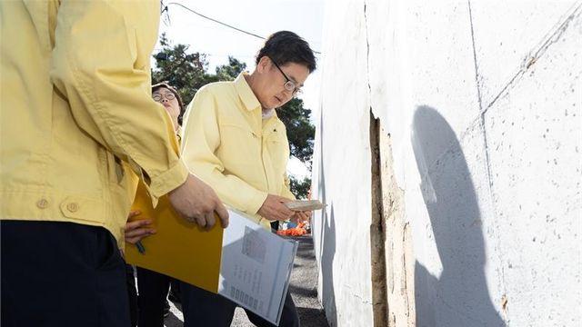 김동연 “만사 불여튼튼…옹벽이 잘못돼 다칠 수 있다는 경각심으로 임하라”