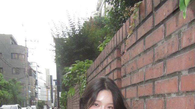 프로미스나인 비주얼 요정 노지선, 골목길도 런웨이로 만든 꾸안꾸 패션